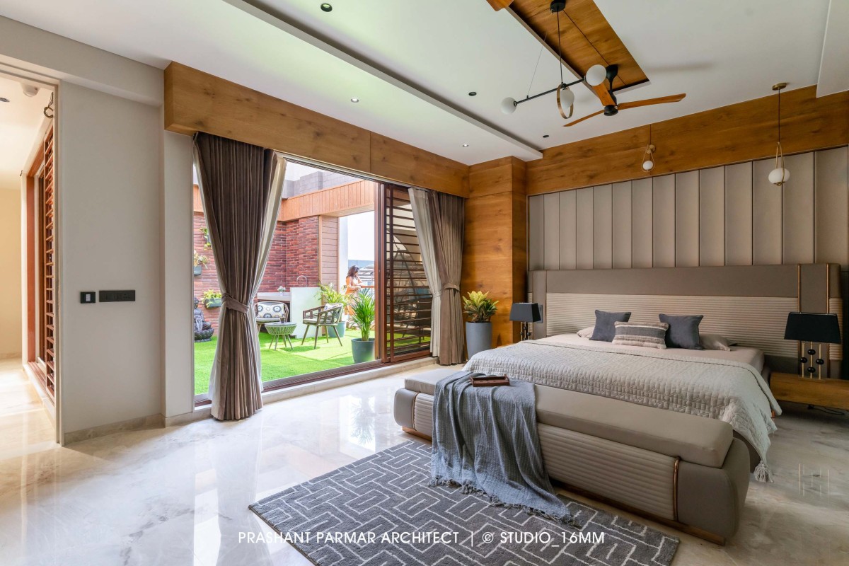 Bedroom of Elevated Compact House by Prashant Parmar Architect  Shayona Consultant
