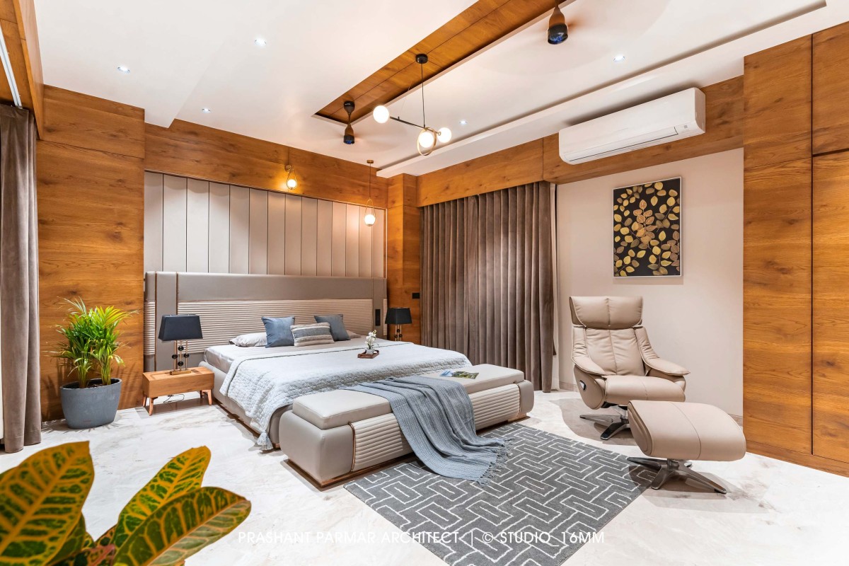 Bedroom of Elevated Compact House by Prashant Parmar Architect  Shayona Consultant
