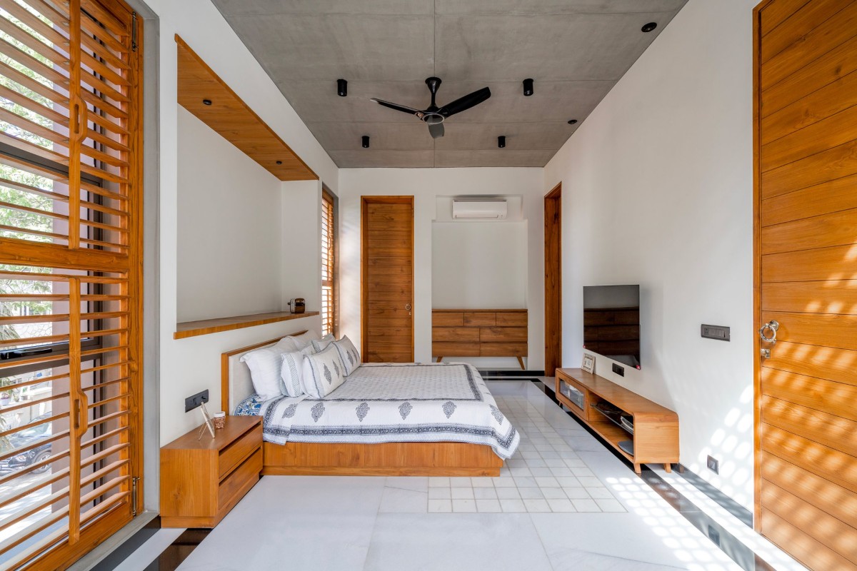 Bedroom of An Urban House by MISA Architects