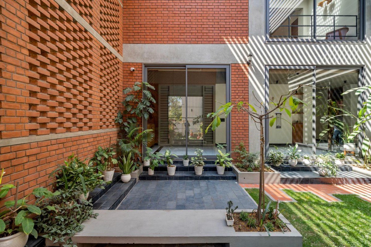 Courtyard of An Urban House by MISA Architects