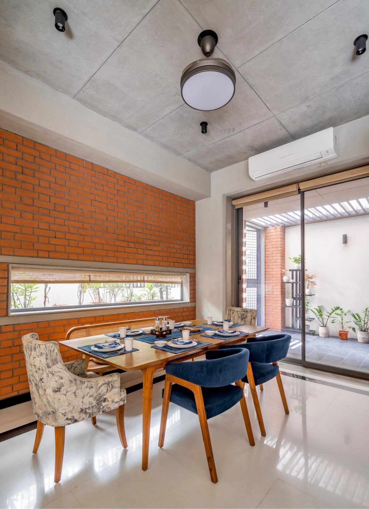 Dining of An Urban House by MISA Architects