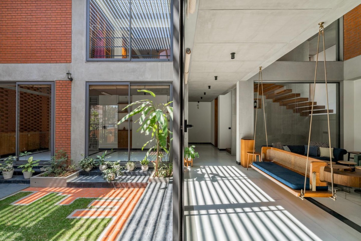Courtyard and living of An Urban House by MISA Architects