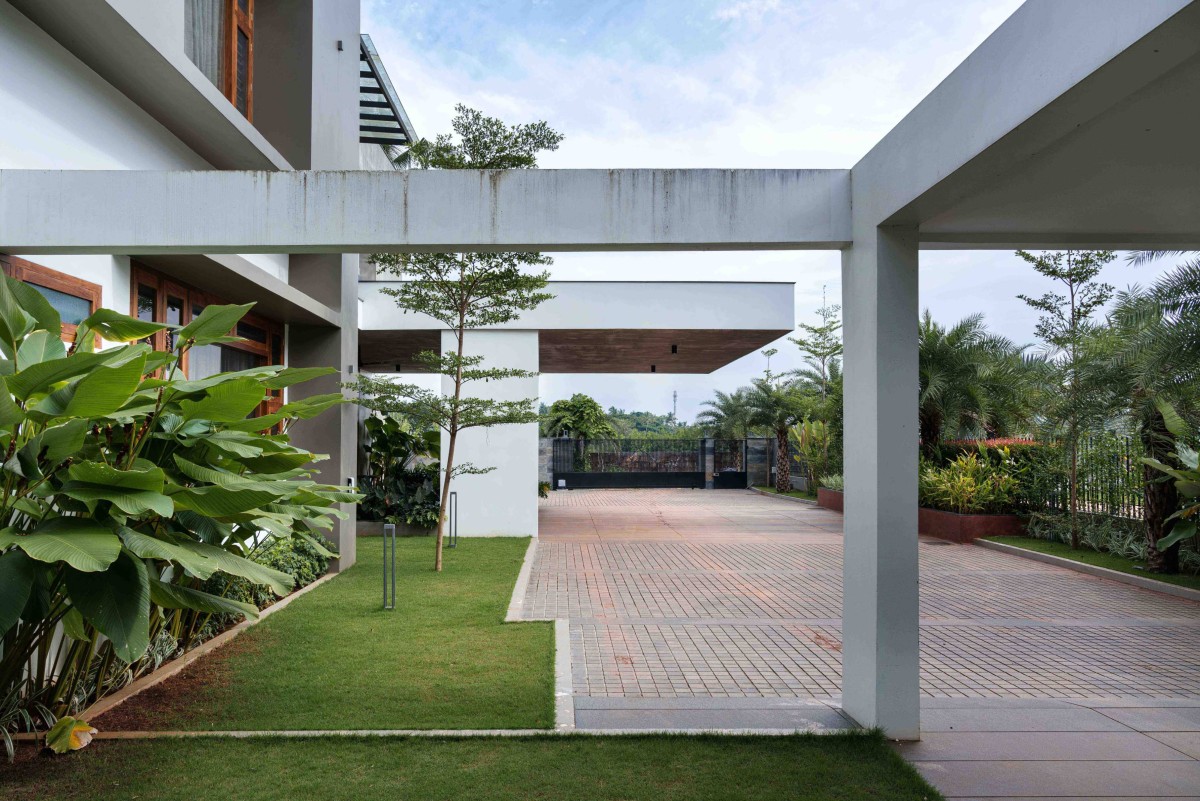 Passage to entrance of Milash Residence by Nufail Shabana Architects
