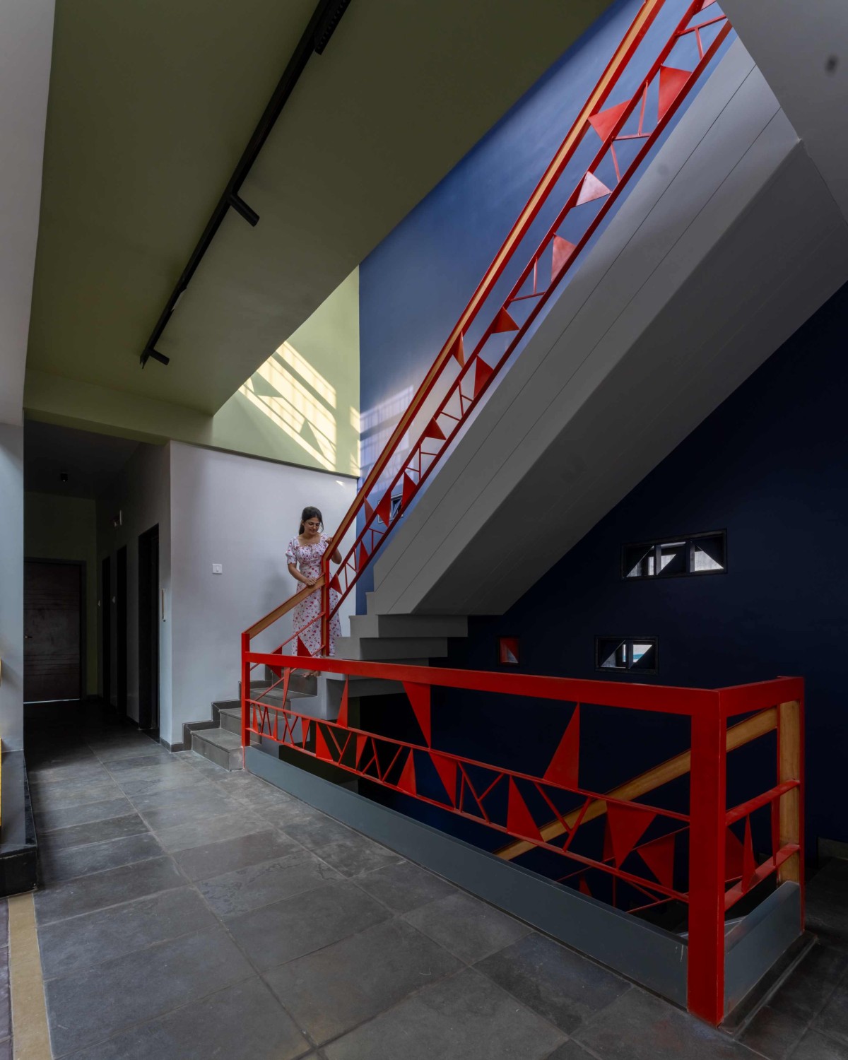 Passage to staircase of Joshi Residence by Aakar Group of Consultancy