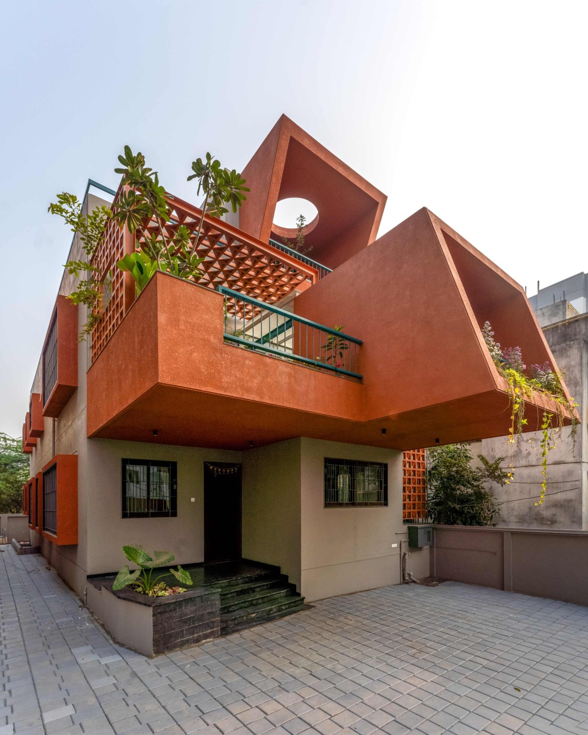 Exterior view of Joshi Residence by Aakar Group of Consultancy
