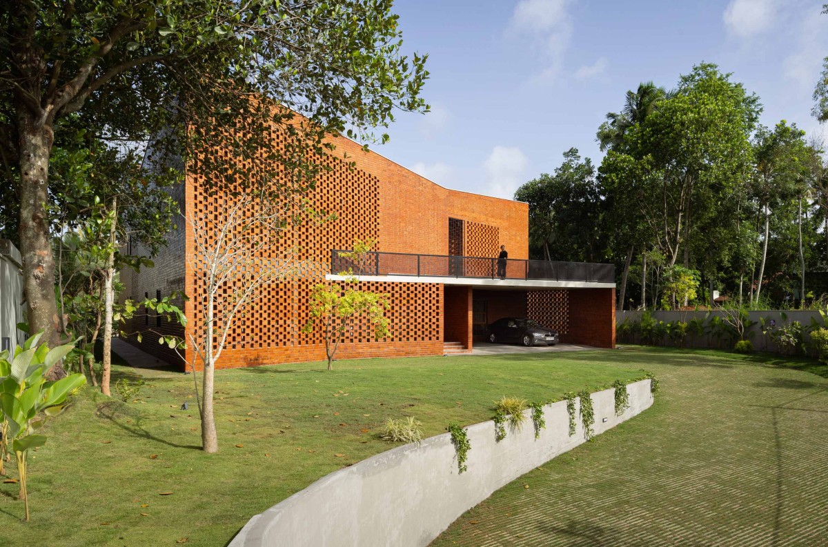Lawn of The Kenz House by Srijit Srinivas Architects
