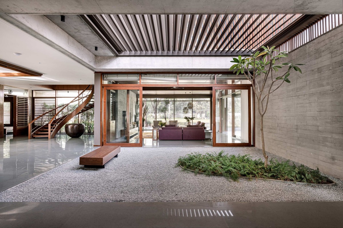 Inner Courtyard of The Inside Out House by Modo Designs