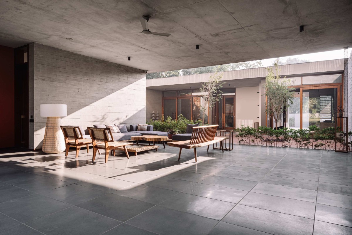 Passage that connected to courtyard of The Inside Out House by Modo Designs