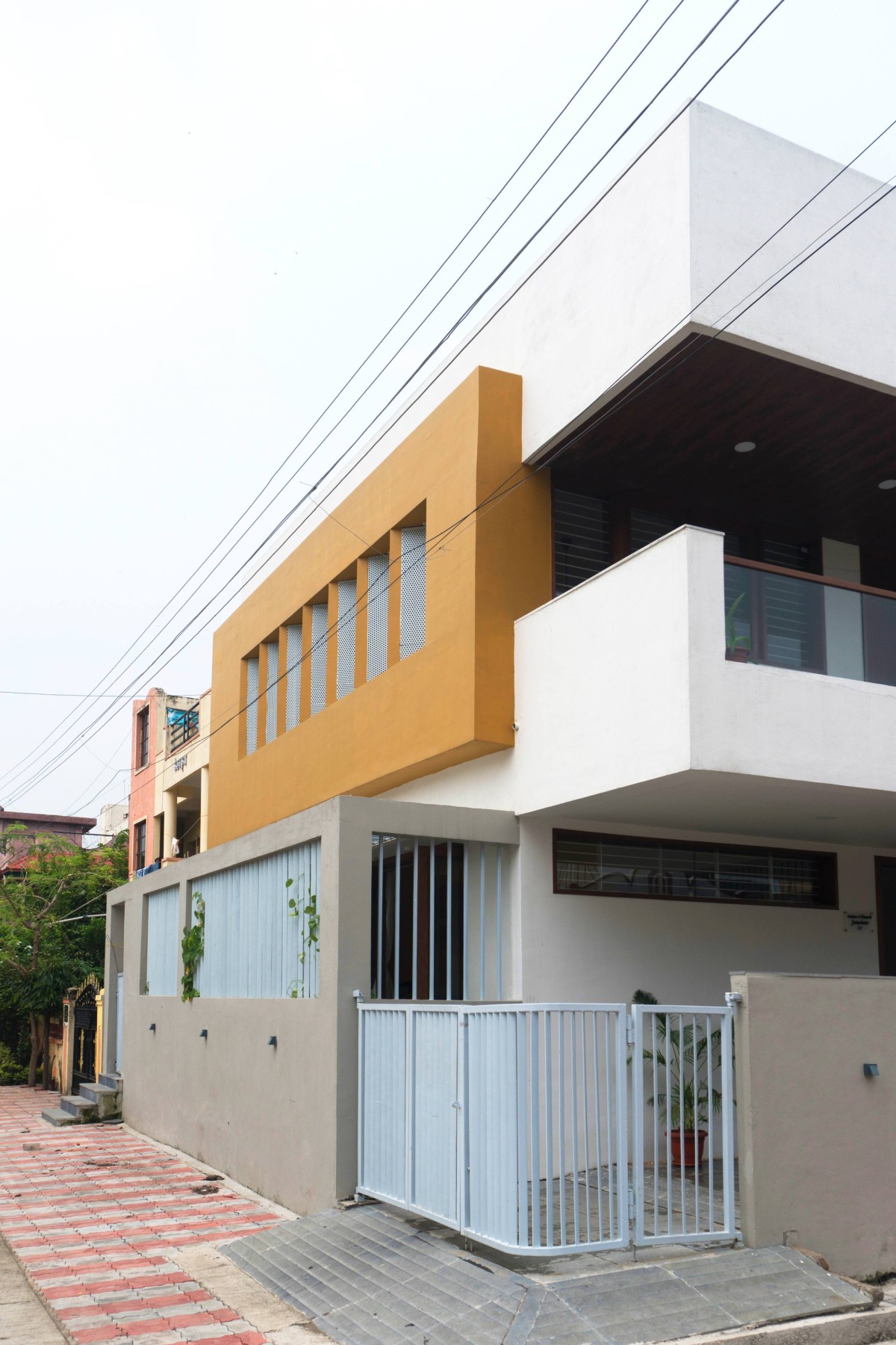 Exterior view of Crossroad House by Studio Habitect