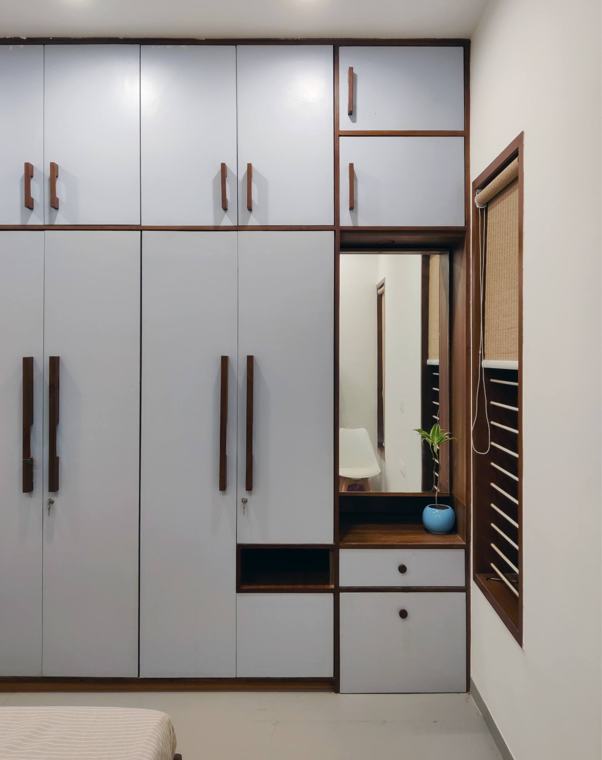 Wardrobe of Crossroad House by Studio Habitect