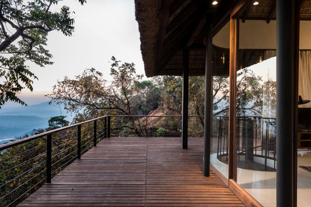 Upper deck of Tree Villa by Architecture BRIO