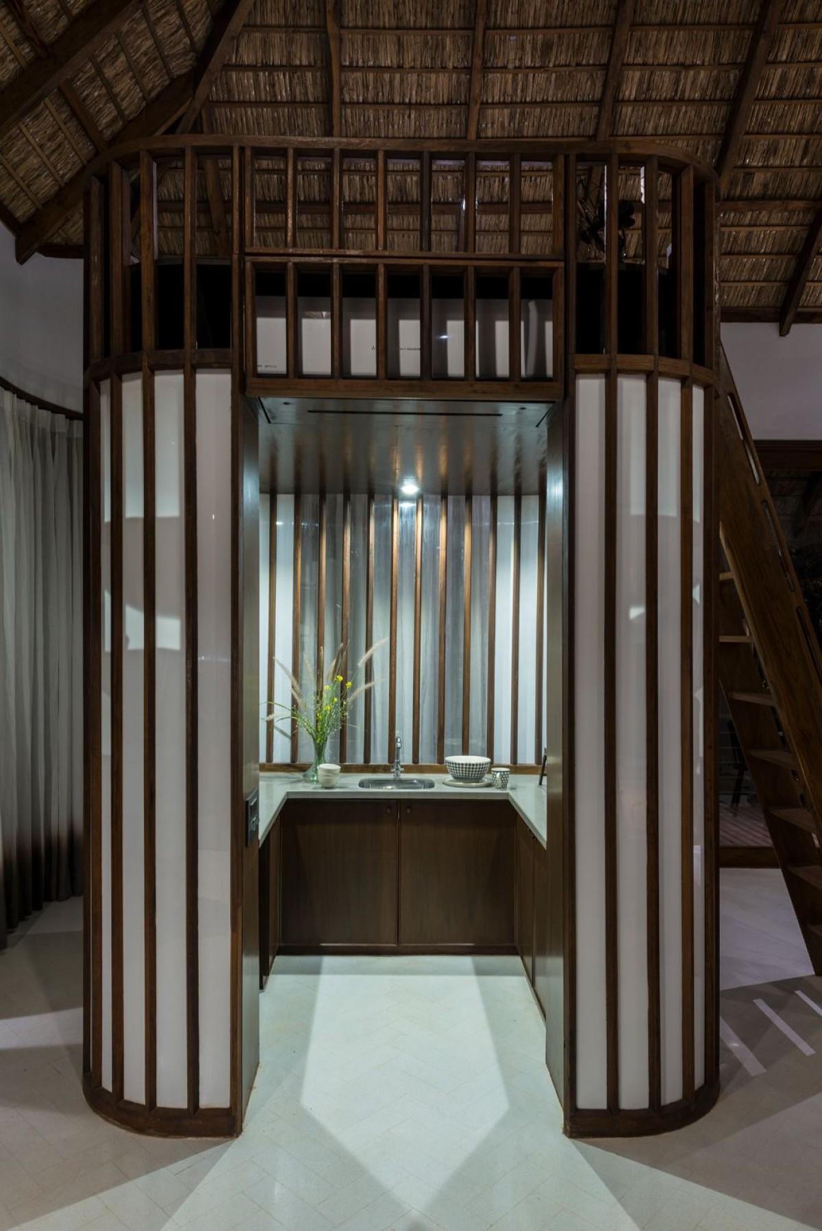 Front view of pantry of Tree Villa by Architecture BRIO