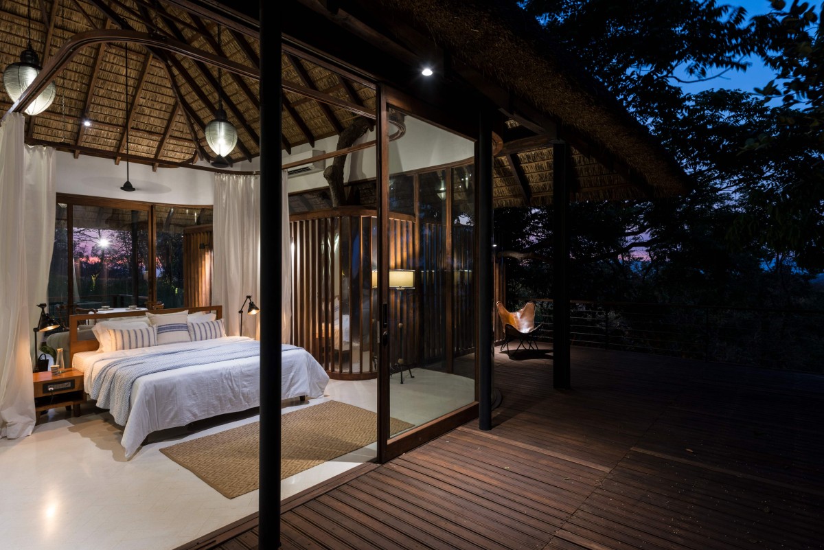 Dusk light shot of upper deck and bedroom of Tree Villa by Architecture BRIO