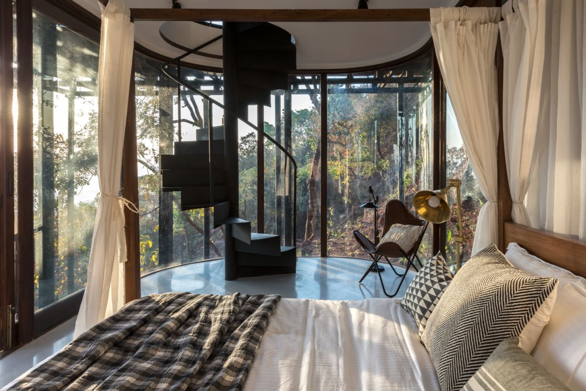 Lower level bedroom of Tree Villa by Architecture BRIO