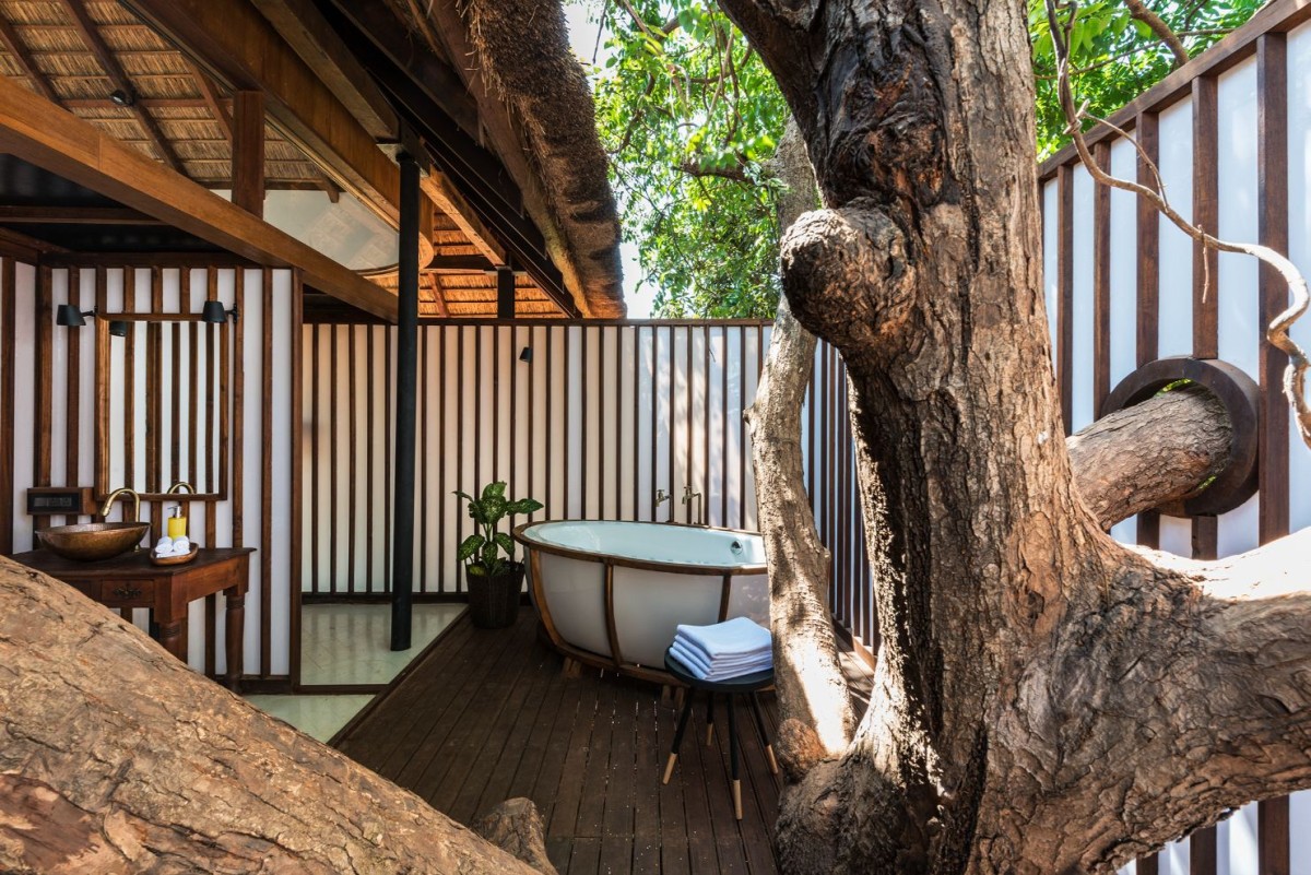 Upper level bathroom of Tree Villa by Architecture BRIO