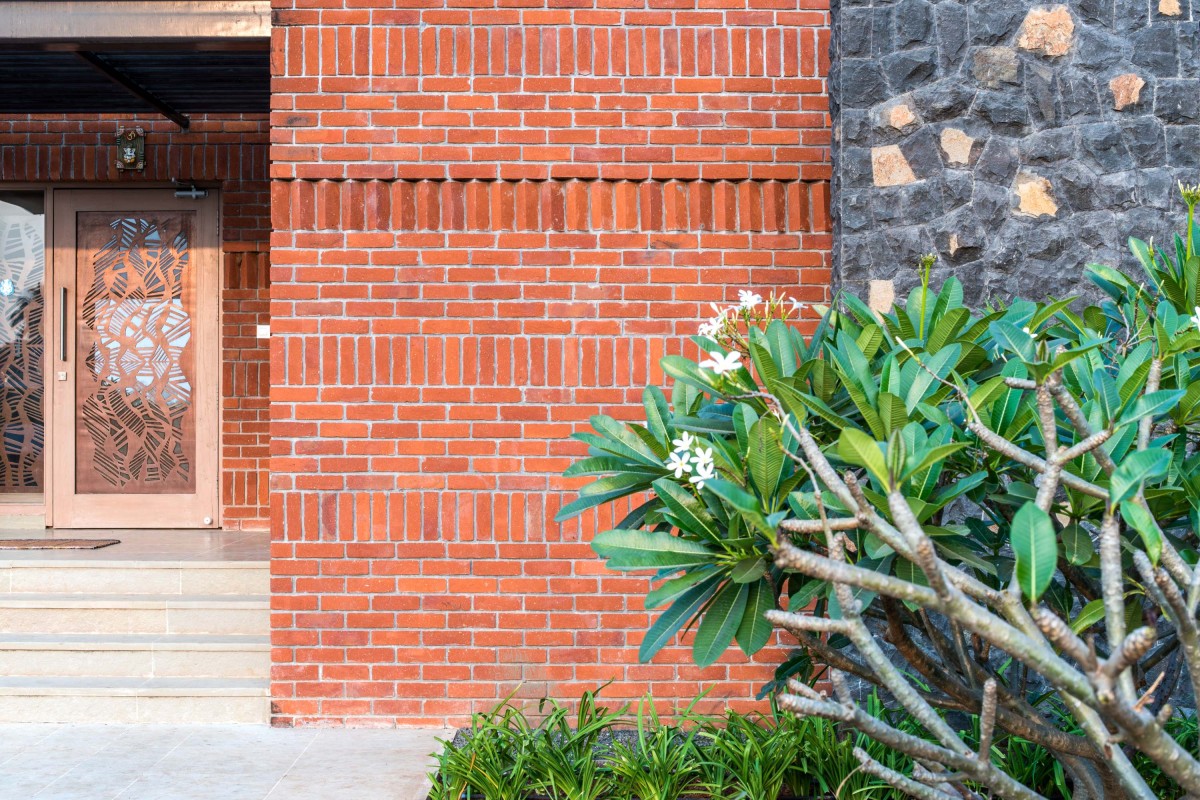 Detailed shot of brick wall of The Bay House by Environ Planners