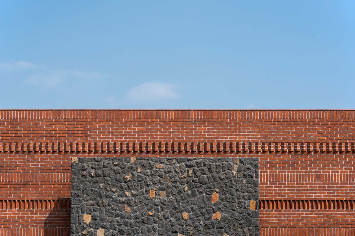 Detailed shot of brick wall of The Bay House by Environ Planners