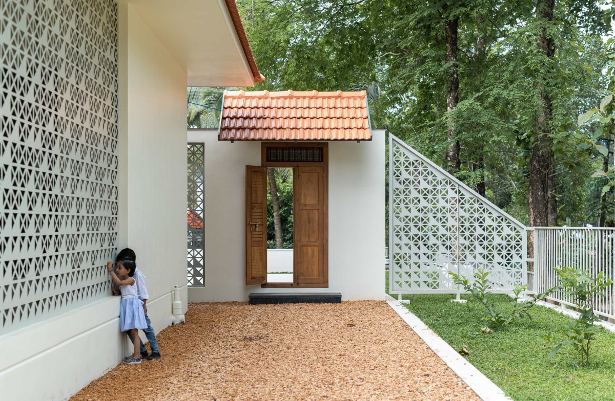 Porch of Arackal Madom by In Between Space Architects