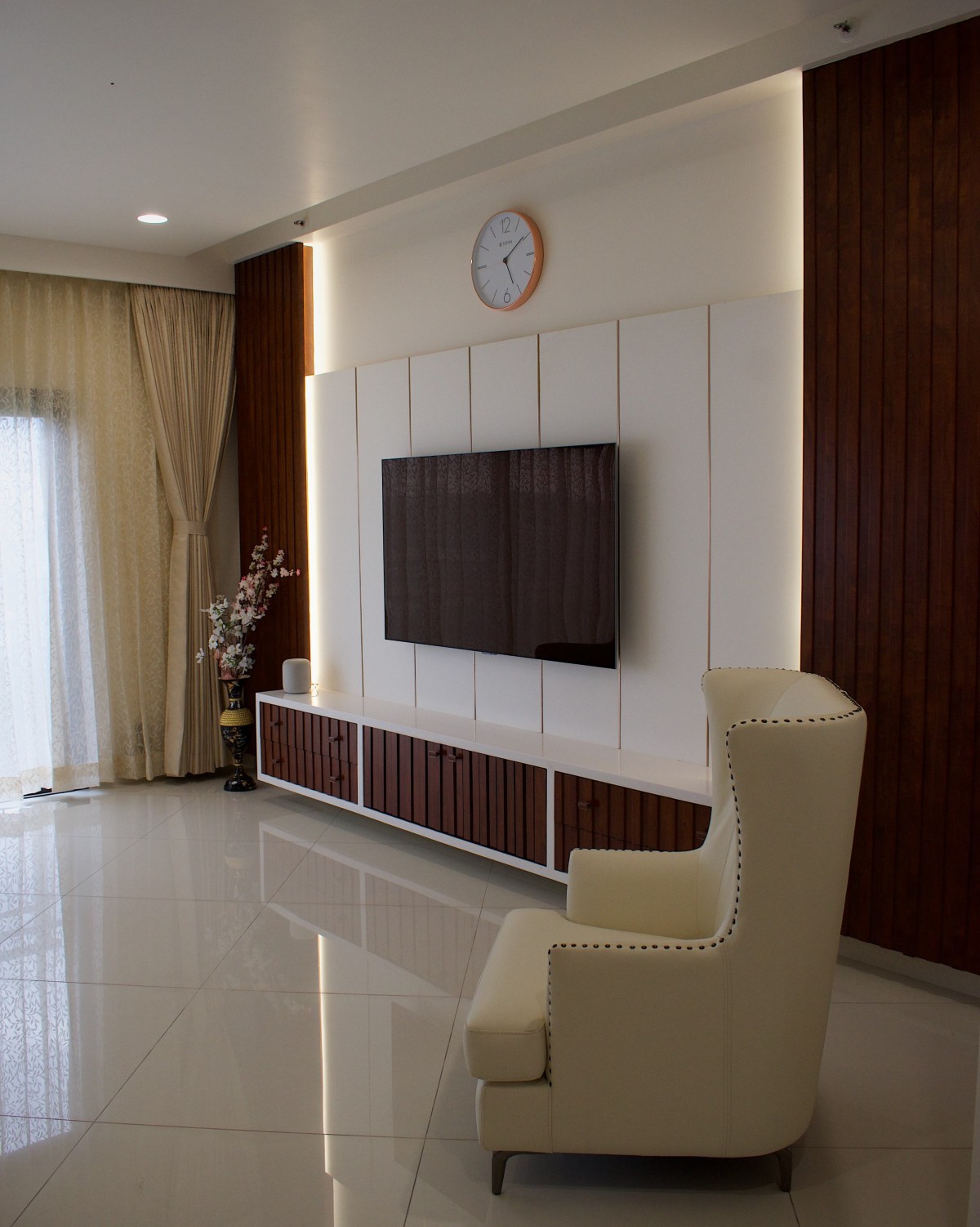 Living room of Mr. & Mrs. Abhishek Residence by Stellarch