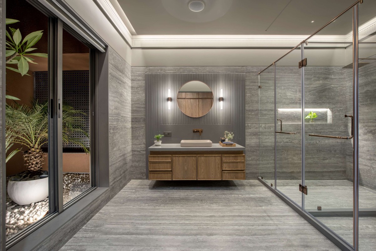 Bathroom of 16 Screens House by A+T Associates