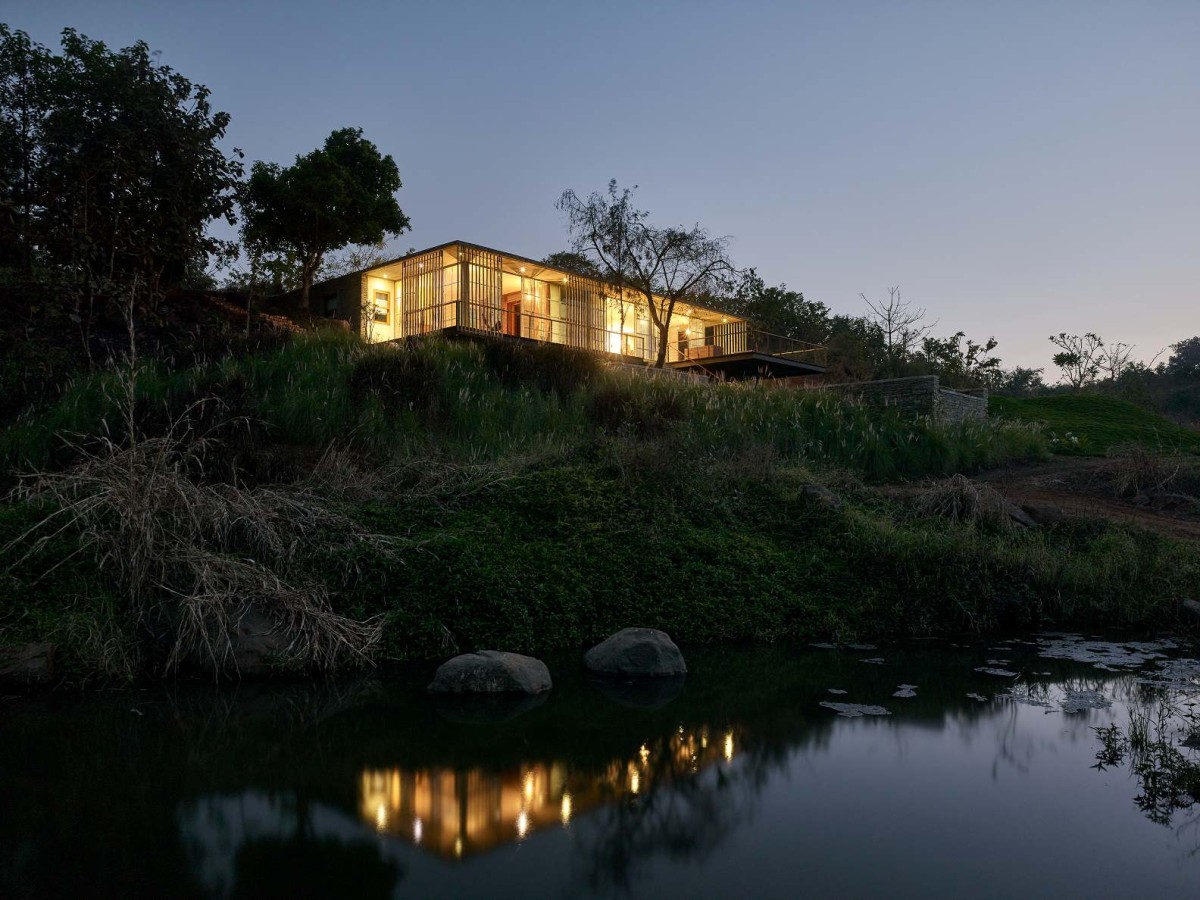 Dusk light view of The Riparian House by Architecture BRIO
