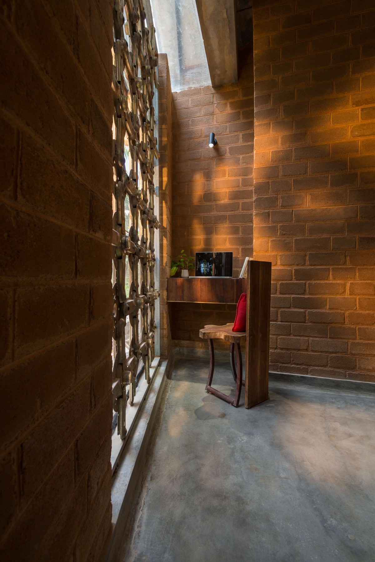 Study corner of Iha Residence by Wallmakers
