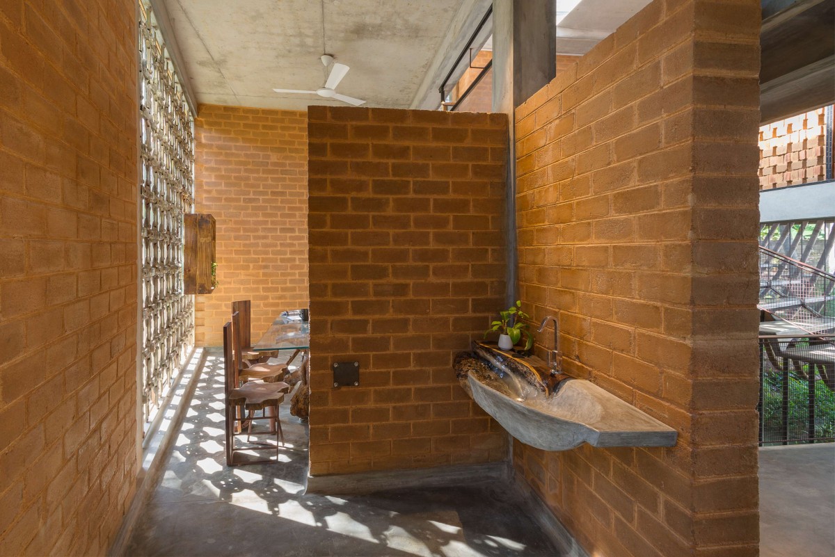 Wash Basin with Waste wood and Ferrocement of Iha Residence by Wallmakers