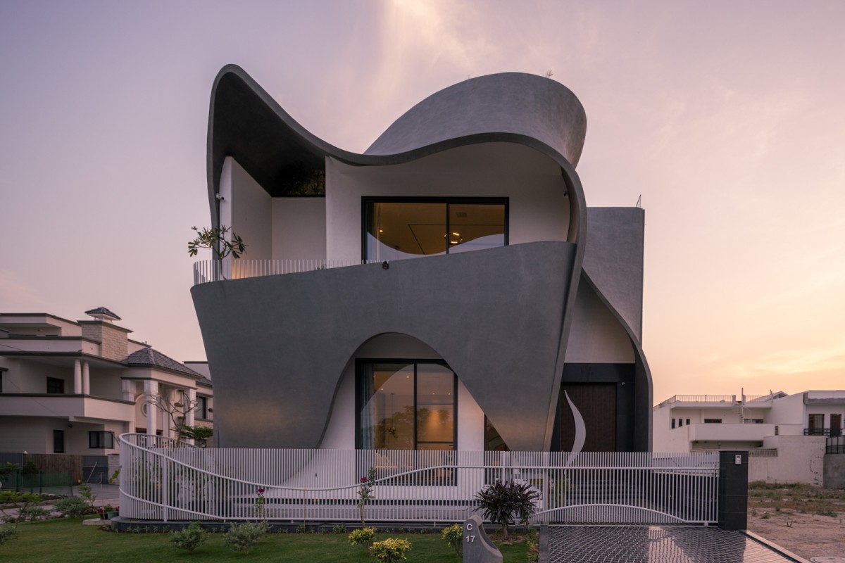 Dusk light exterior view of The Ribbon House by Studio Ardete