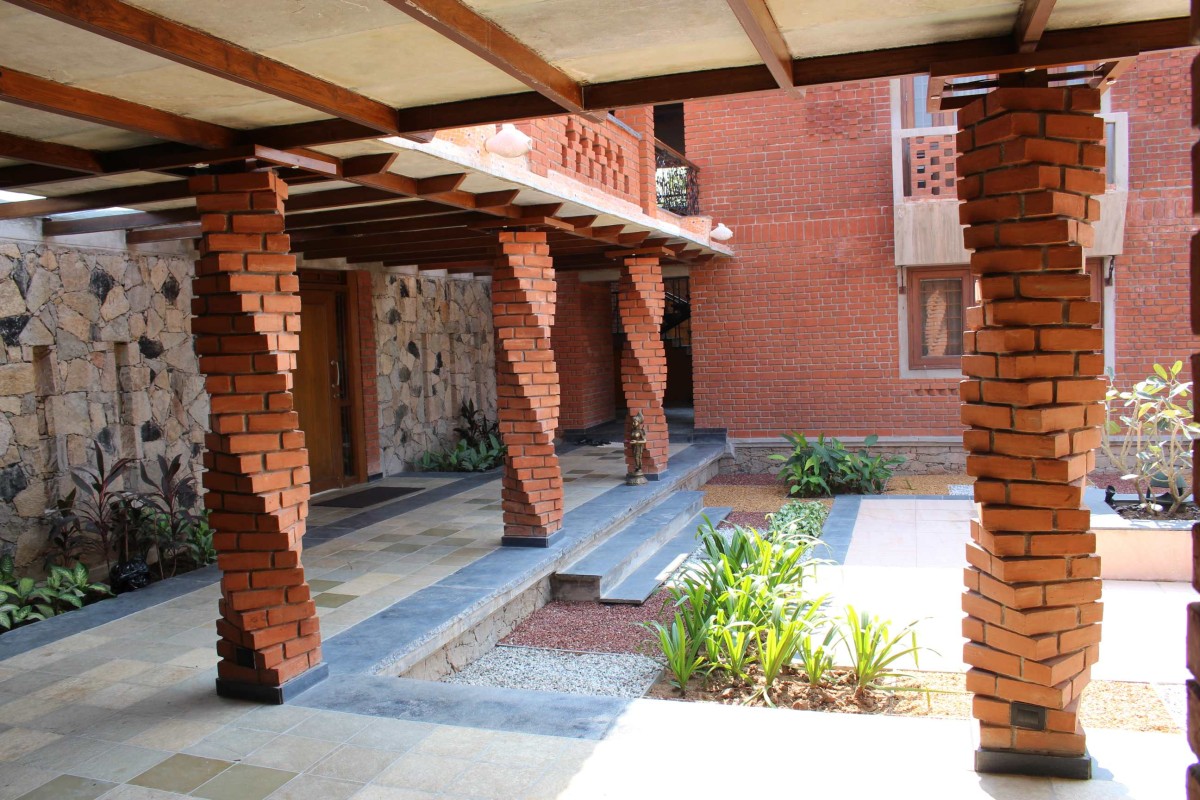 Courtyard of Vashi Farm House by d6thD Design Studio