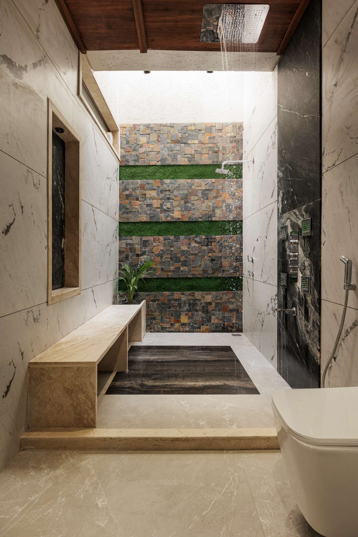 Master Bathroom of Vila Bharadwaj by Angana Studio