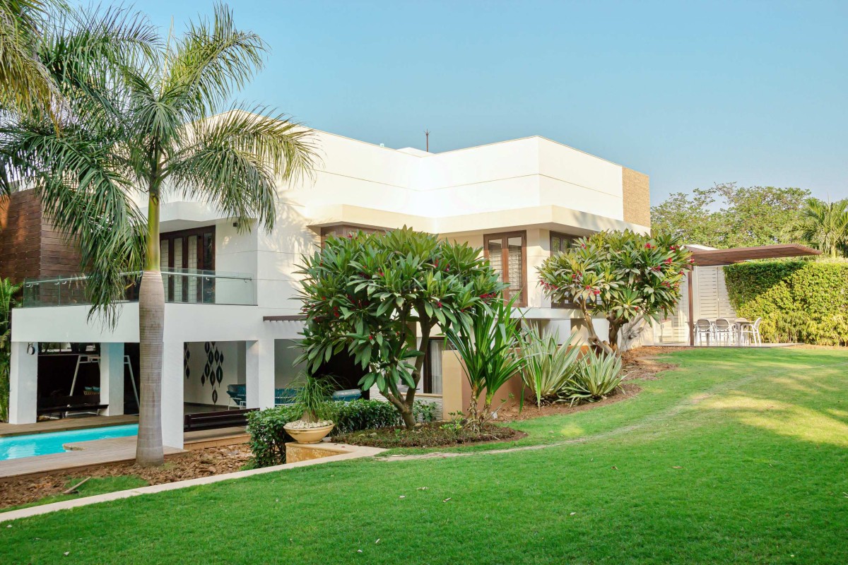 Lawn of Mr. Shah's Bungalow by Sarthak Architects & Interior Designers