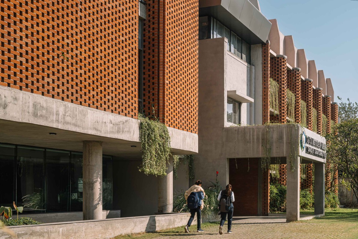 Exterior view of Nursing College Ashaktashram by Neogenesis+Studi0261