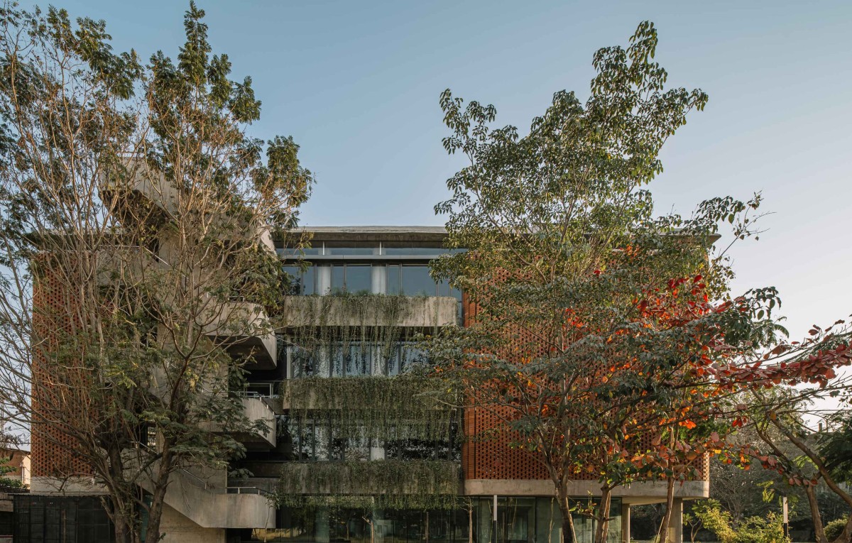 Exterior view of Nursing College Ashaktashram by Neogenesis+Studi0261