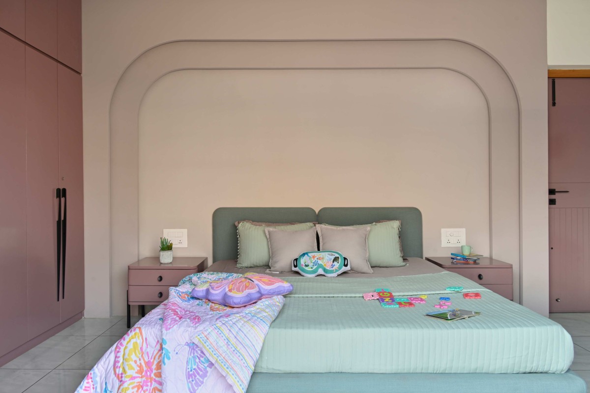 Soft fillted edges in all elements for th daughter bedroom of Humble Abode by Woodpeckers Studio