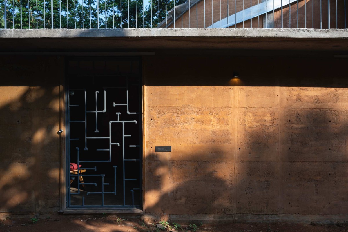 Backside wall of Jack Fruit Garden Residence by Wallmakers