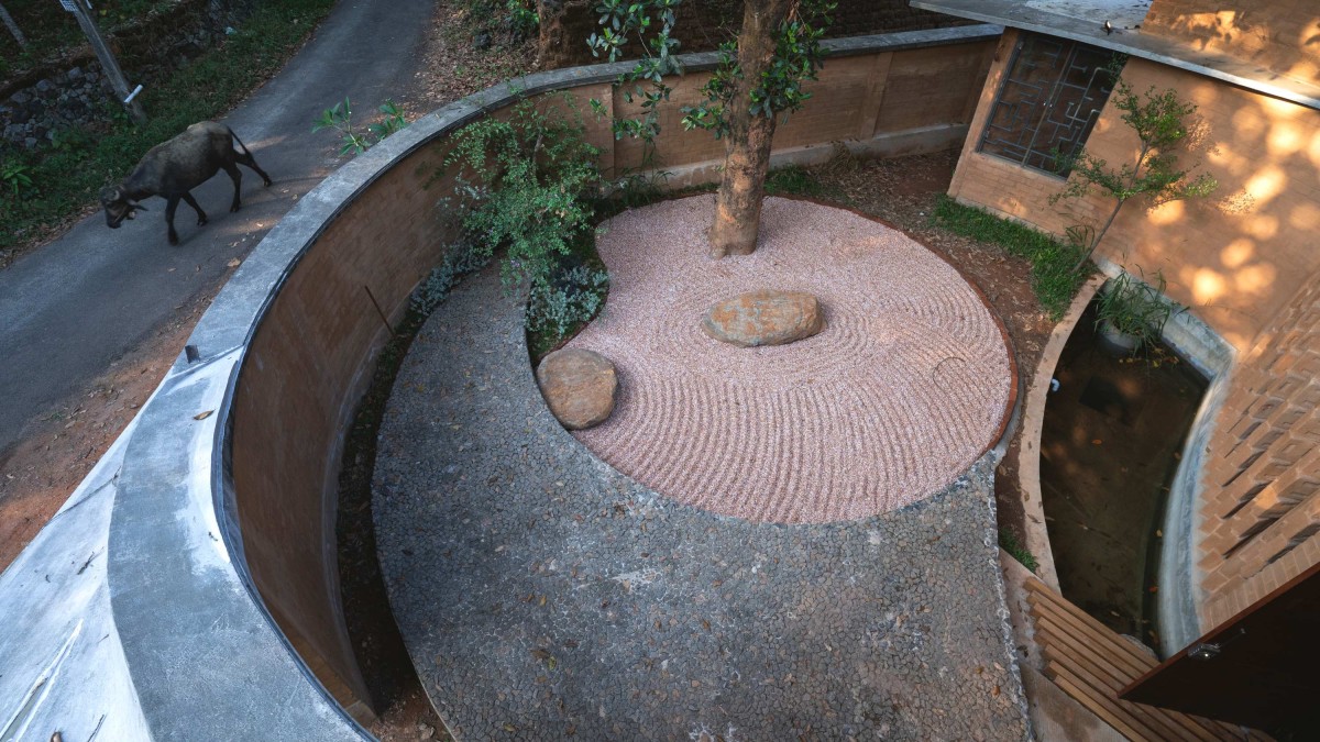 Courtyard of Jack Fruit Garden Residence by Wallmakers