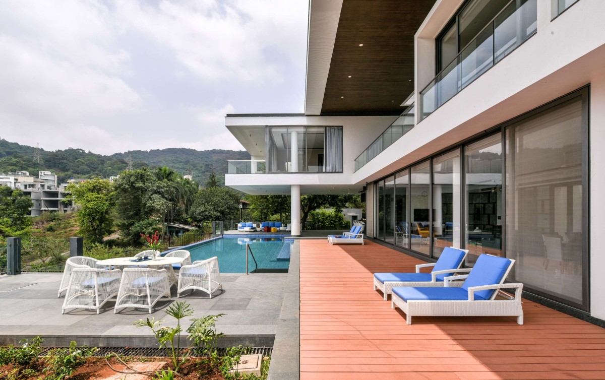 Swimming pool deck of Infinity House by GA Design