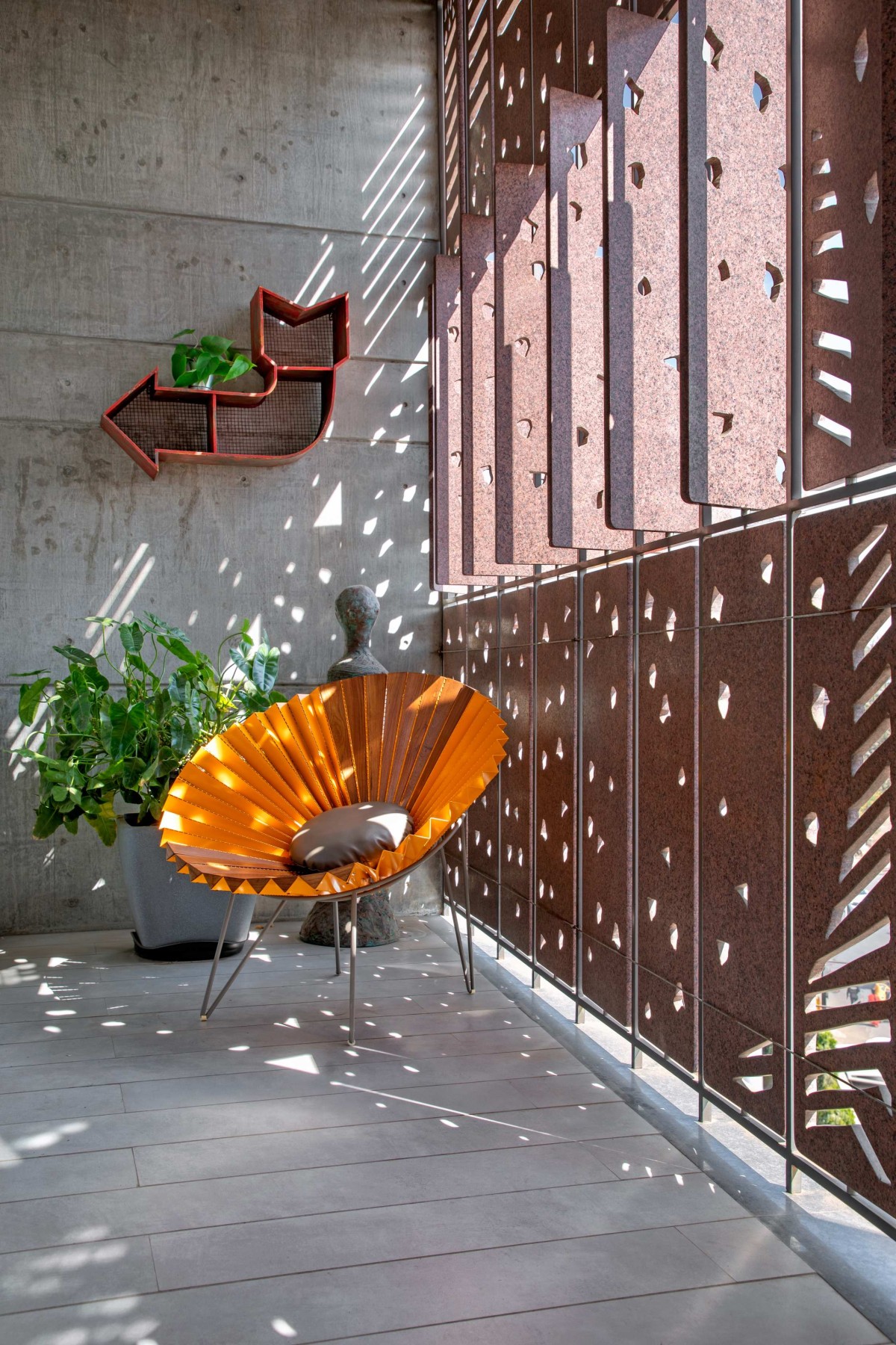 Balcony of Aarti Villas by Dipen Gada & Associates