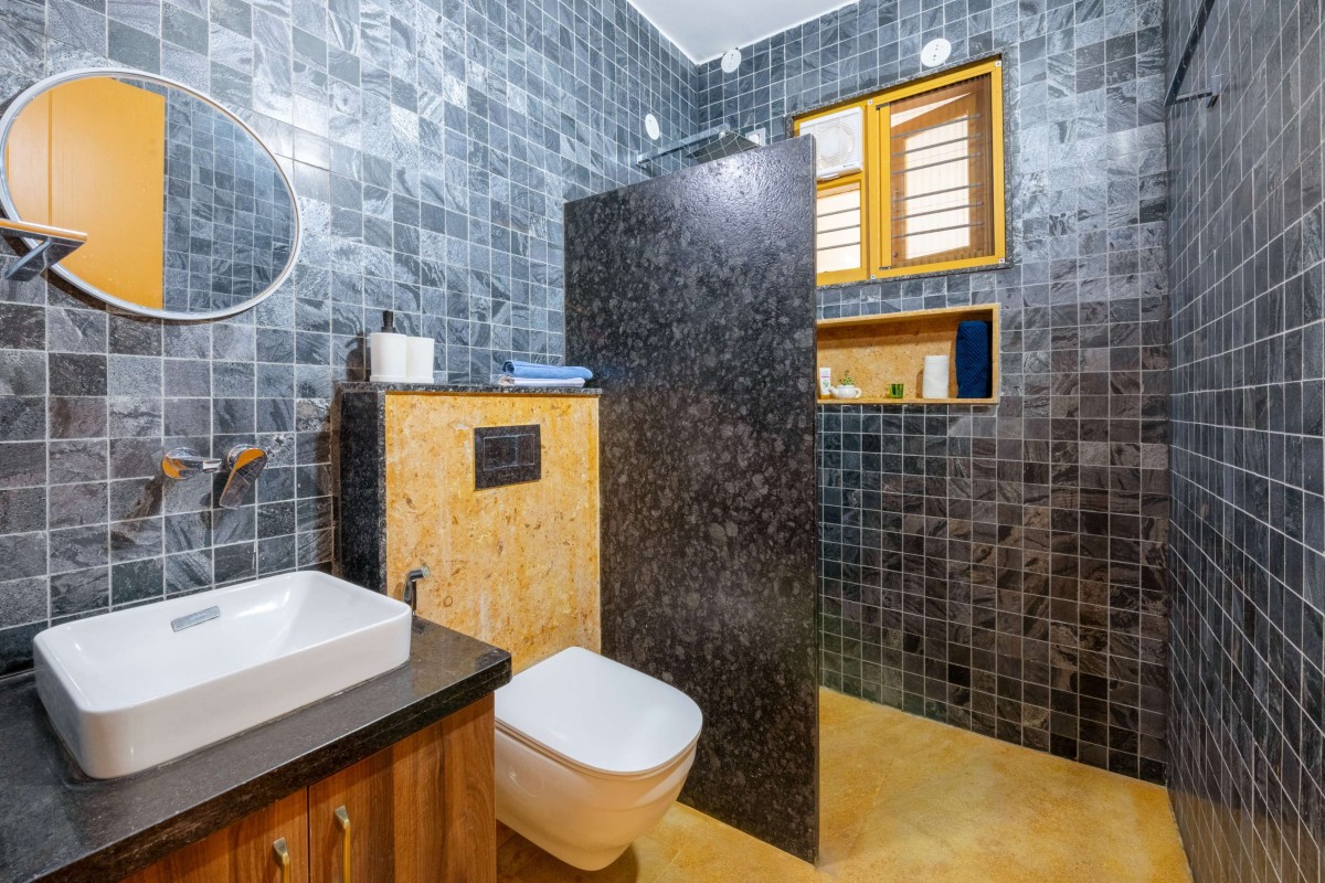 Ground floor common bathroom of Audumbara by Tropic Responses