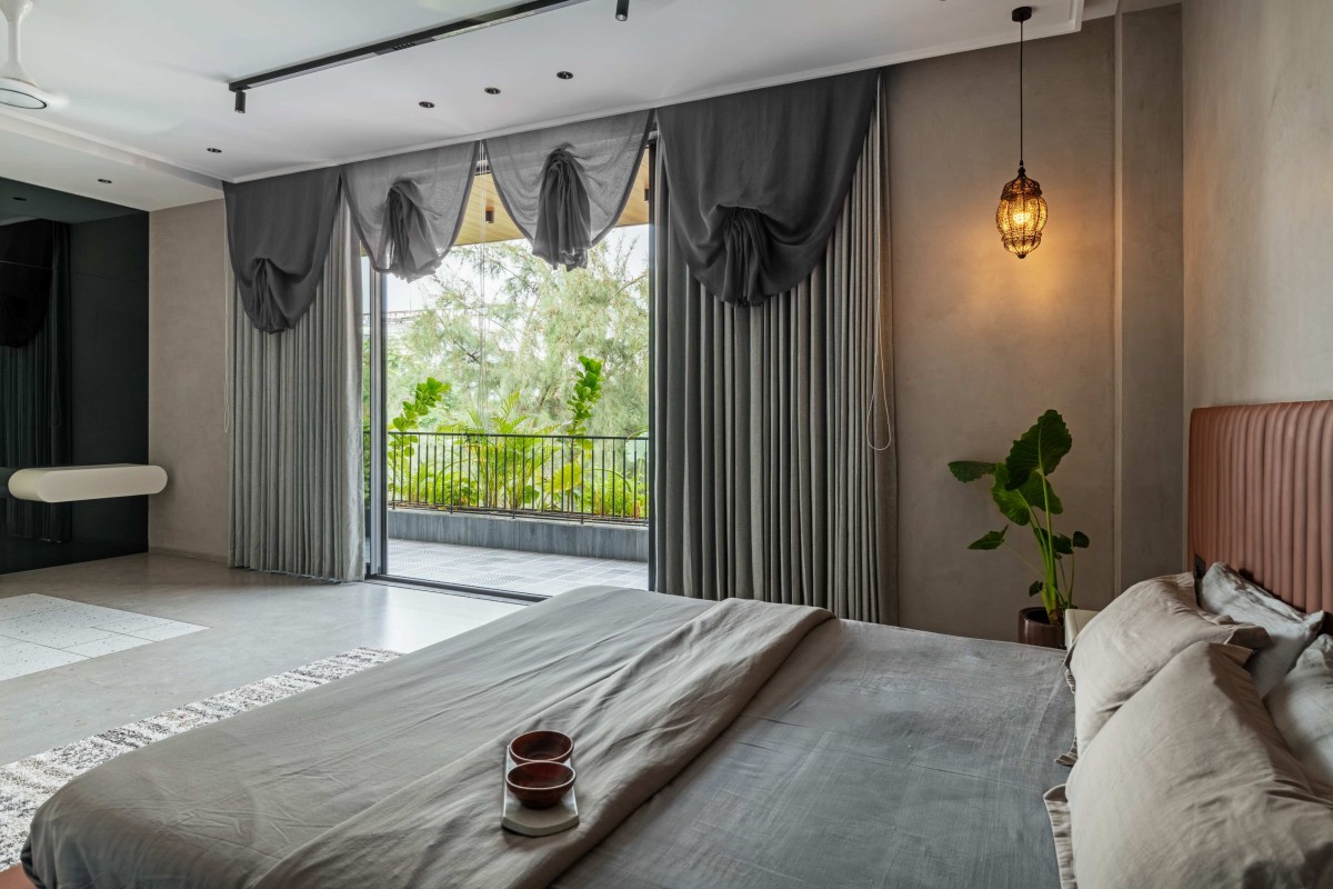 Bedroom of Nilkanth Bunglow by Mordhar Architects