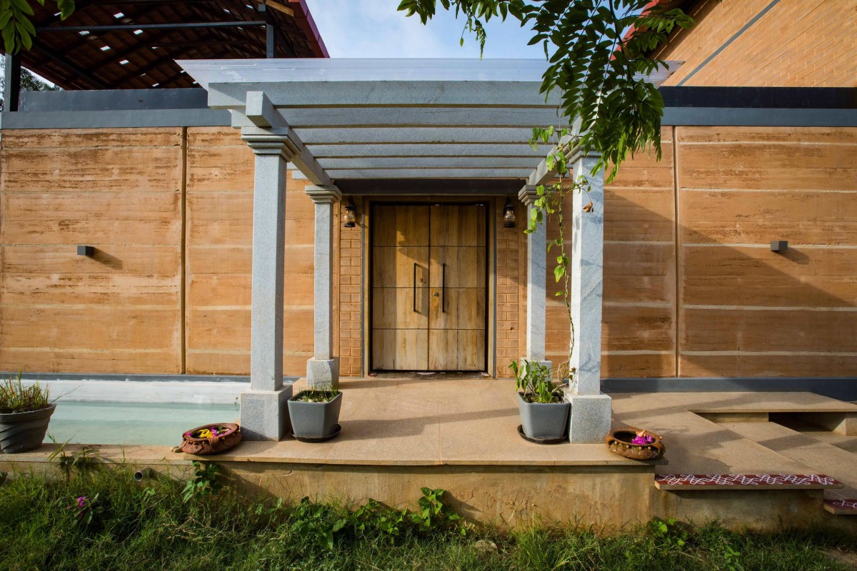 Entrance Verandah of Yash Farms by Masons Ink Studio