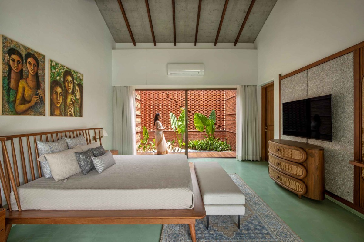 Bedroom of Sitish Parikh Farmhouse by Dipen Gada and Associates