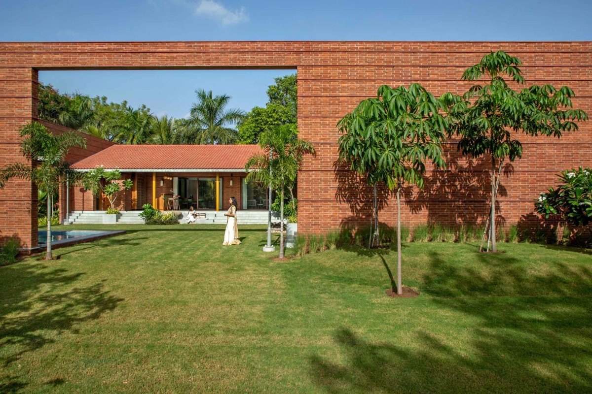 Garden of Sitish Parikh Farmhouse by Dipen Gada and Associates