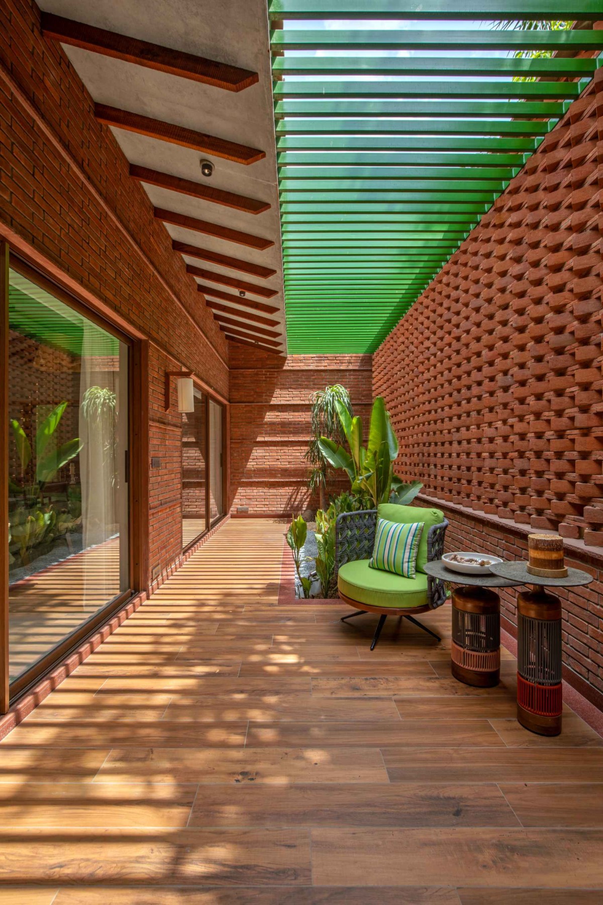 Sitout of Sitish Parikh Farmhouse by Dipen Gada and Associates