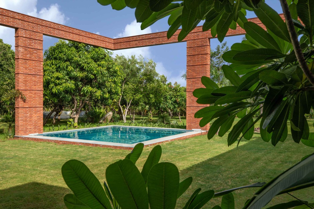 Garden and Kund of Sitish Parikh Farmhouse by Dipen Gada and Associates