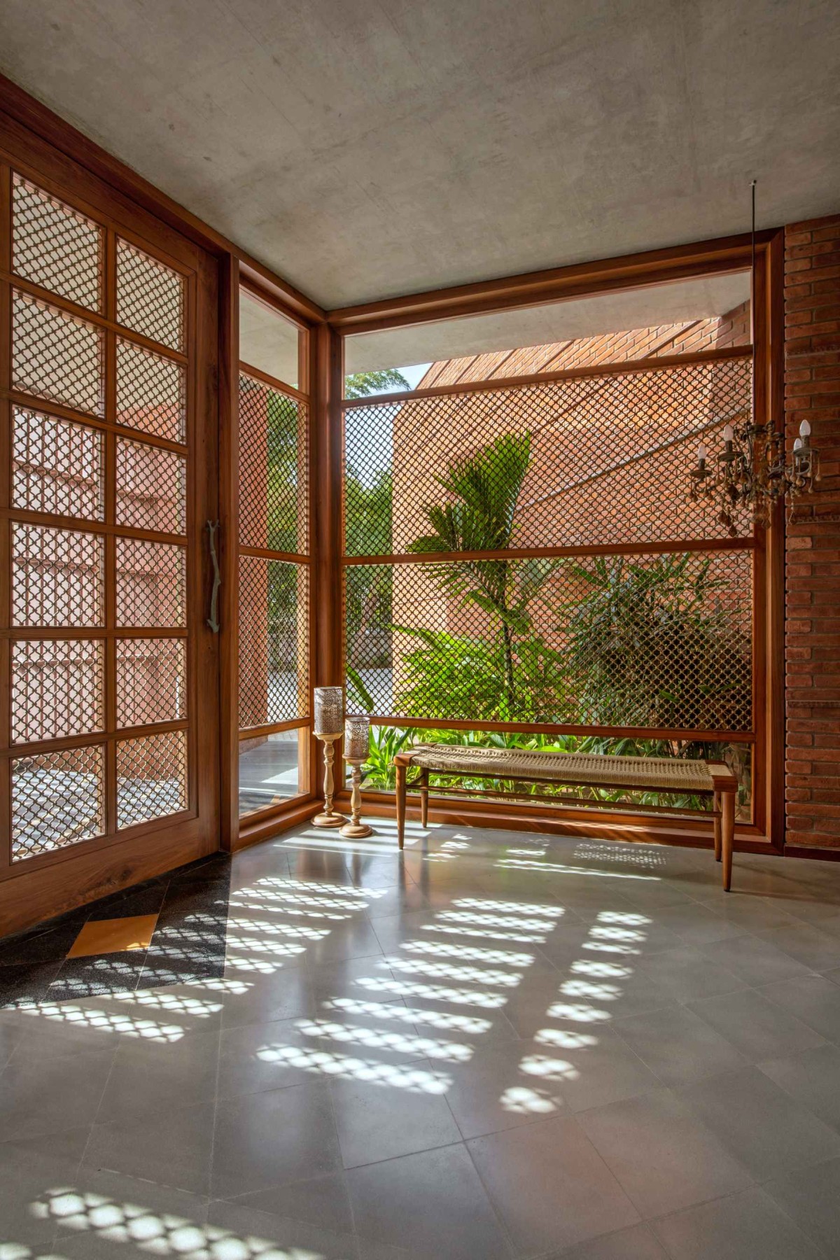 Entrance foyer of Sitish Parikh Farmhouse by Dipen Gada and Associates