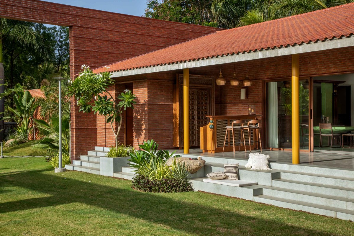 Outdoor deck of Sitish Parikh Farmhouse by Dipen Gada and Associates