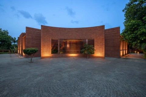 Sitish Parikh Farmhouse by Dipen Gada and Associates