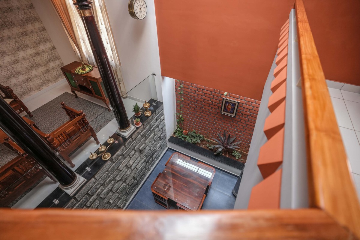 View of indoor court from first floor of Shivaprasad Residence by Kham Design