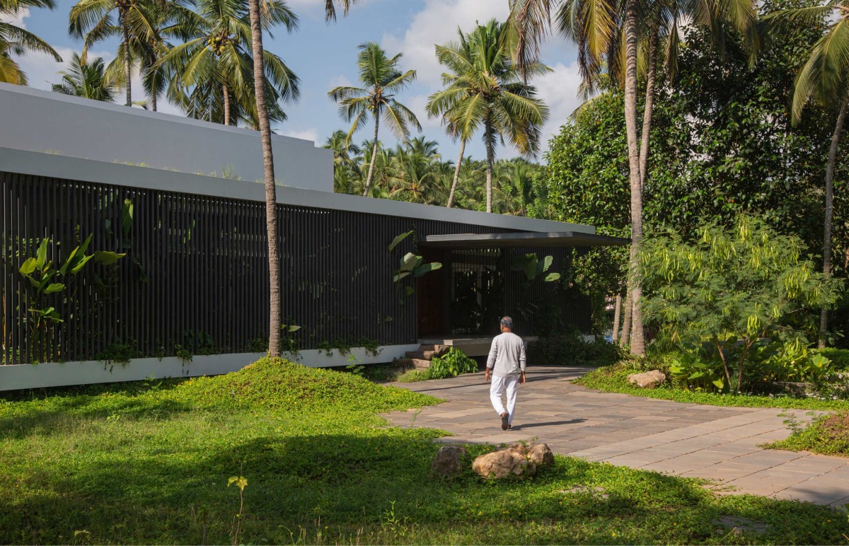 Exterior view of Screen - The Lantern House by Zero Studio